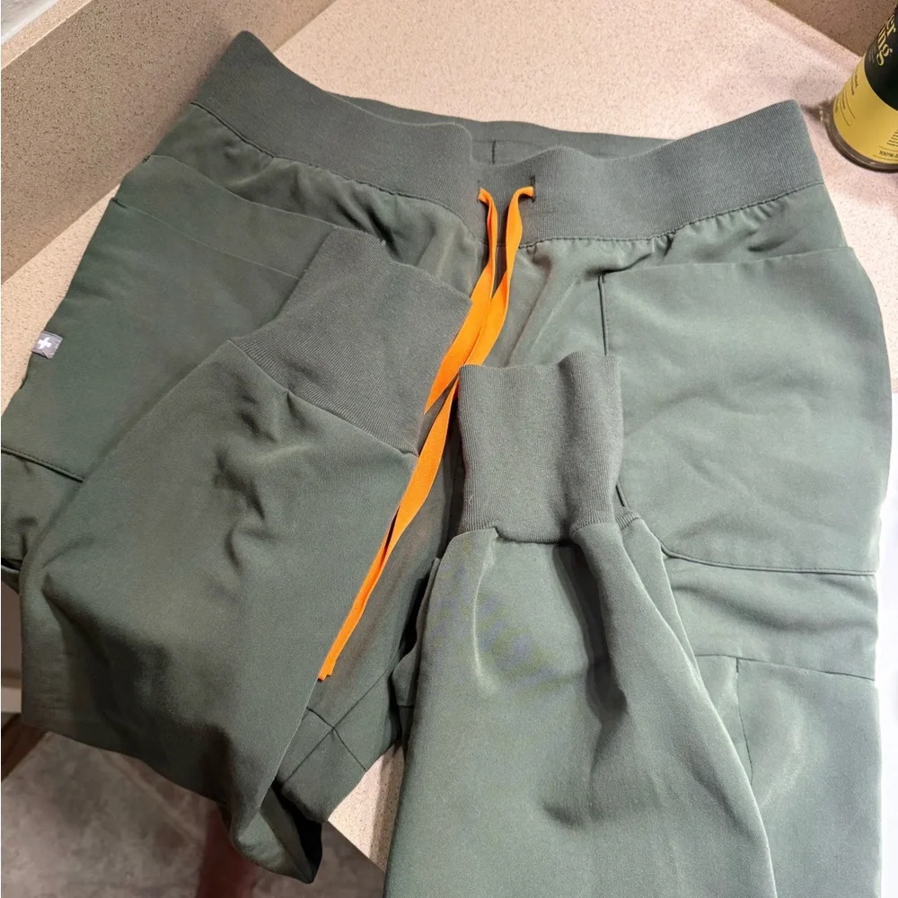 Figs moss green joggers - Picture 2 of 5